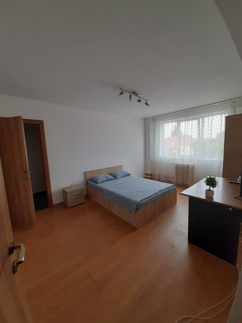 Apartament cu 3 camere - Centru/Piata 700 - Poză 3