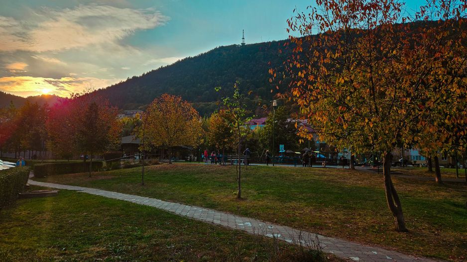 La poalele Tâmpei,  având în apropiere parc, magazine, stație autobuz - Poză 1