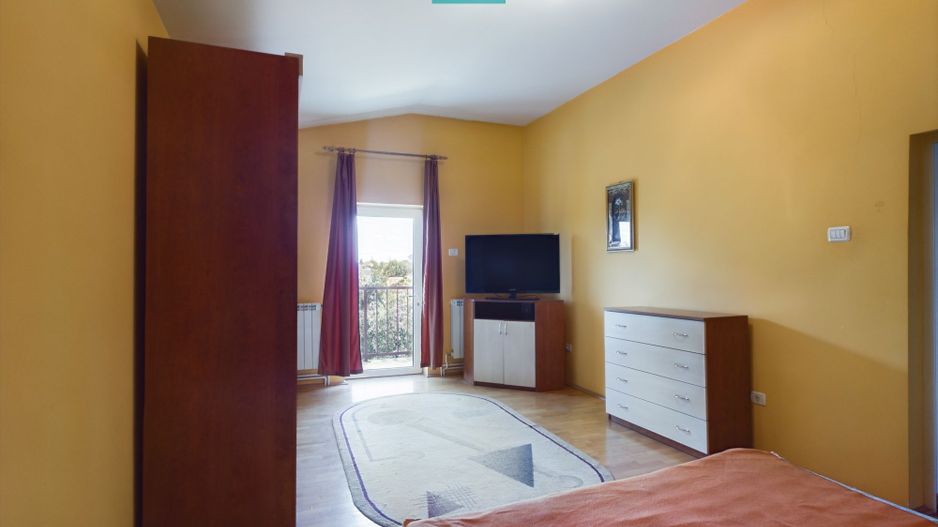 Vilă cu 3 apartamente în zona Parneava - Poză 6