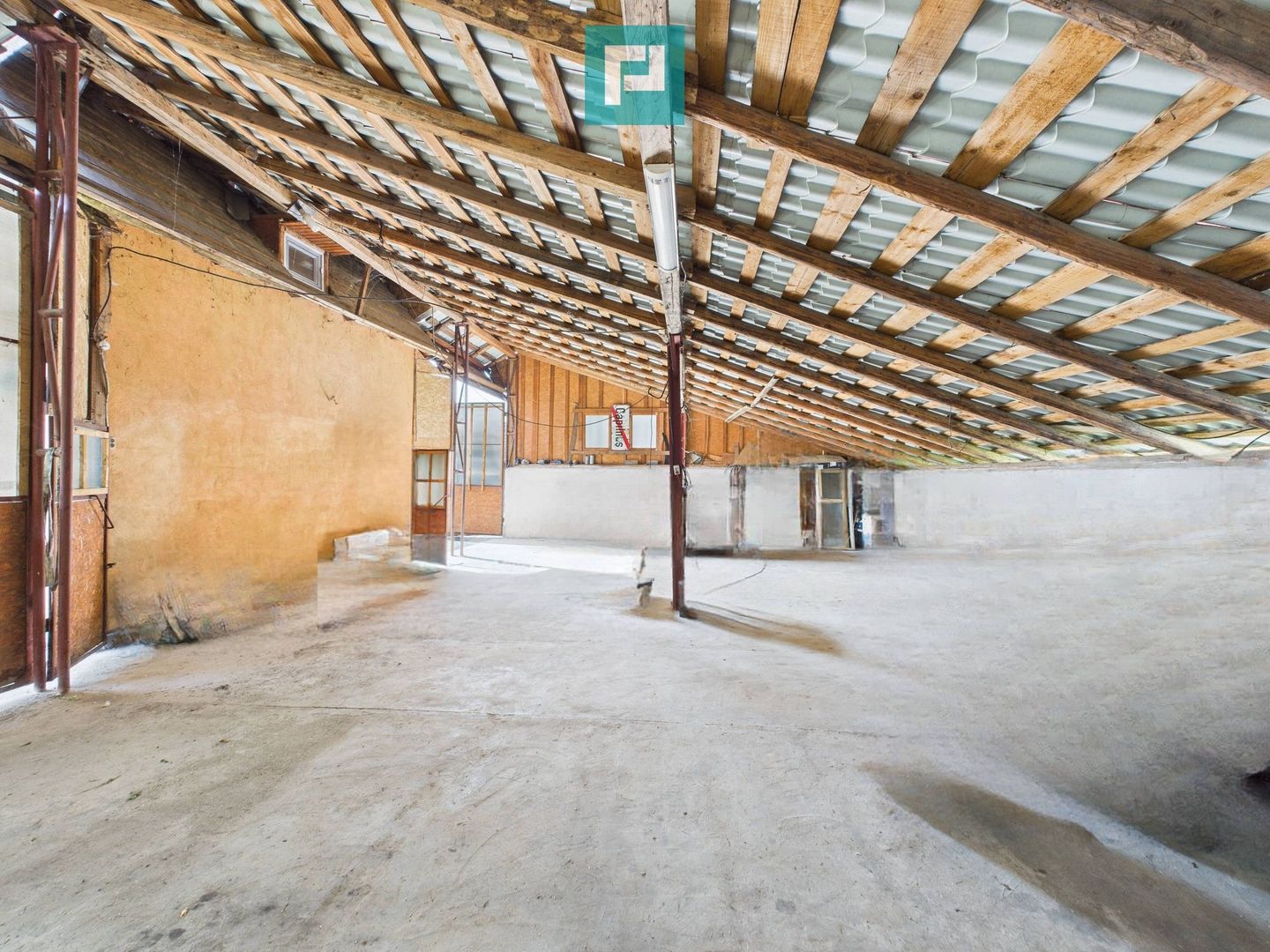 Casă și centru comercial, în localitatea Lazuri - Poză 9