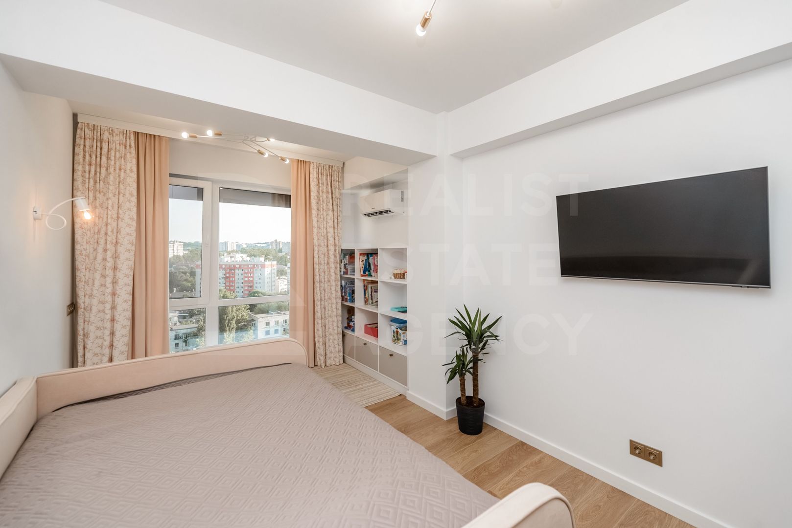 Vânzare, apartament, 2 dormitoare + living- 82 mp, Buiucani - Poză 12