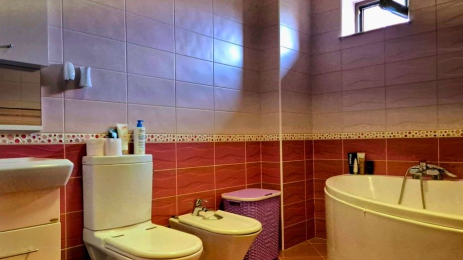 Cauți o casă mare sau spațiu pentru business? Aici le ai pe ambele! - Poză 30