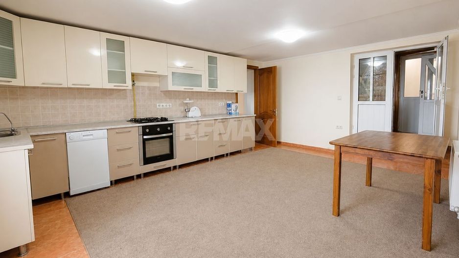 Casă 210 m² cu 5 dormitoare și teren 10 ari – Euroreparație | Drochia, str. Grigore Ureche - Poză 12