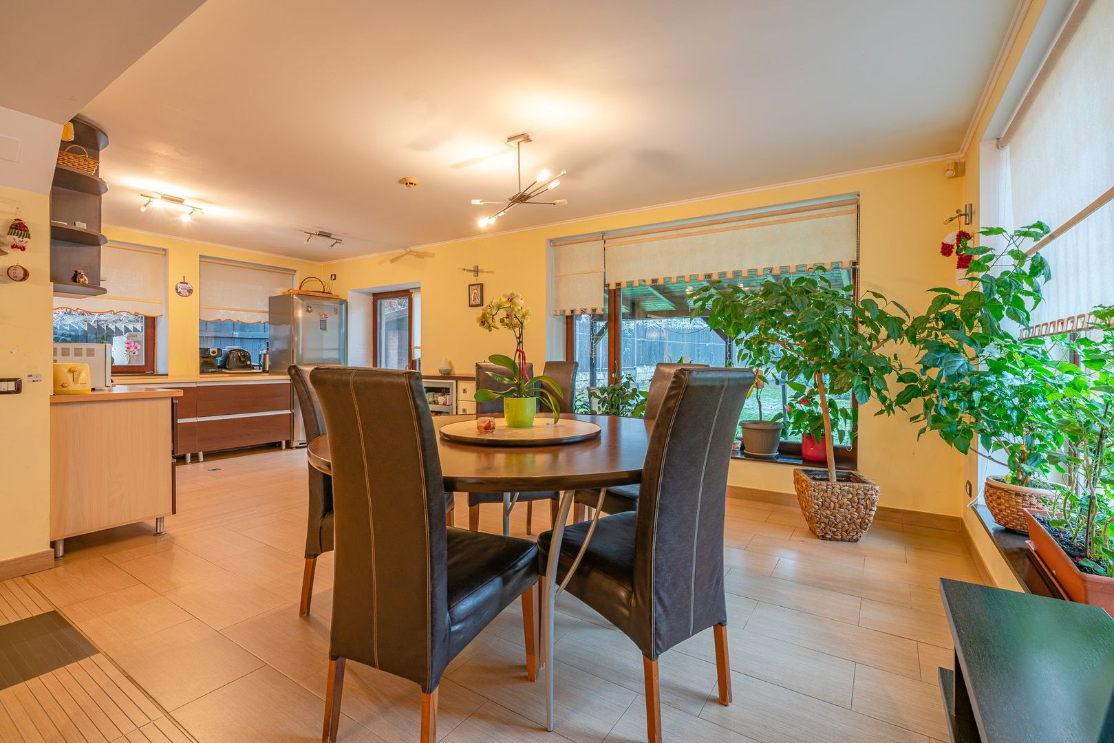 Ansamblu imobiliar compus din 2 proprietati si 700 mp teren - Poză 4