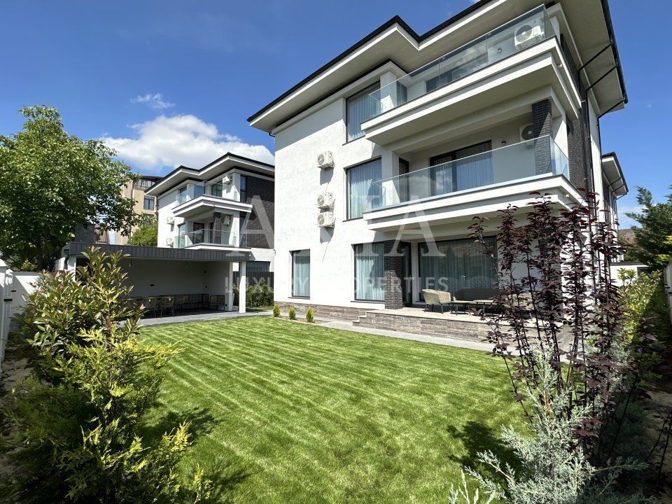 Vila de LUX cu 7 camere IANCU NICOLAE - Poză 1