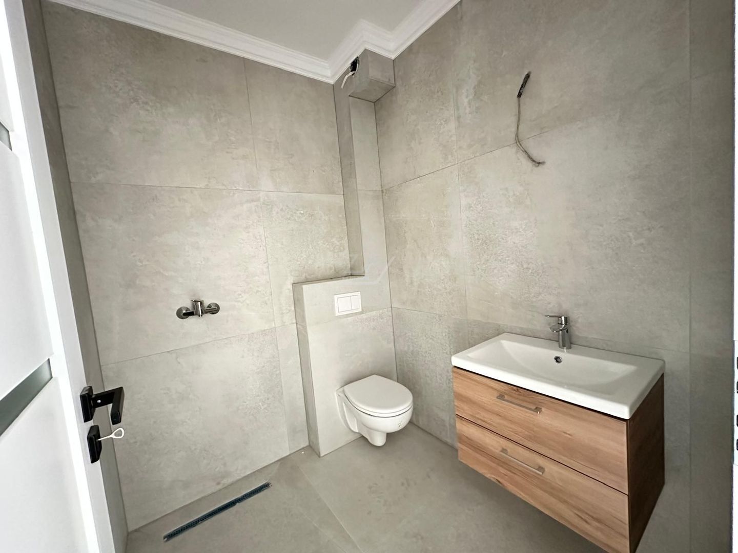 Bloc nou. Apartament cu 3 camere spations. 2 Bai. Etaj 1 - Poză 8