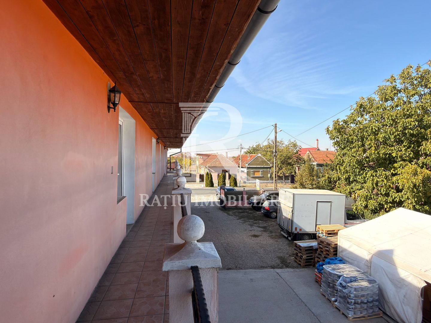 Casă cu spațiu comercial | Curte | Garaj | Parcare | Nojorid - Poză 4