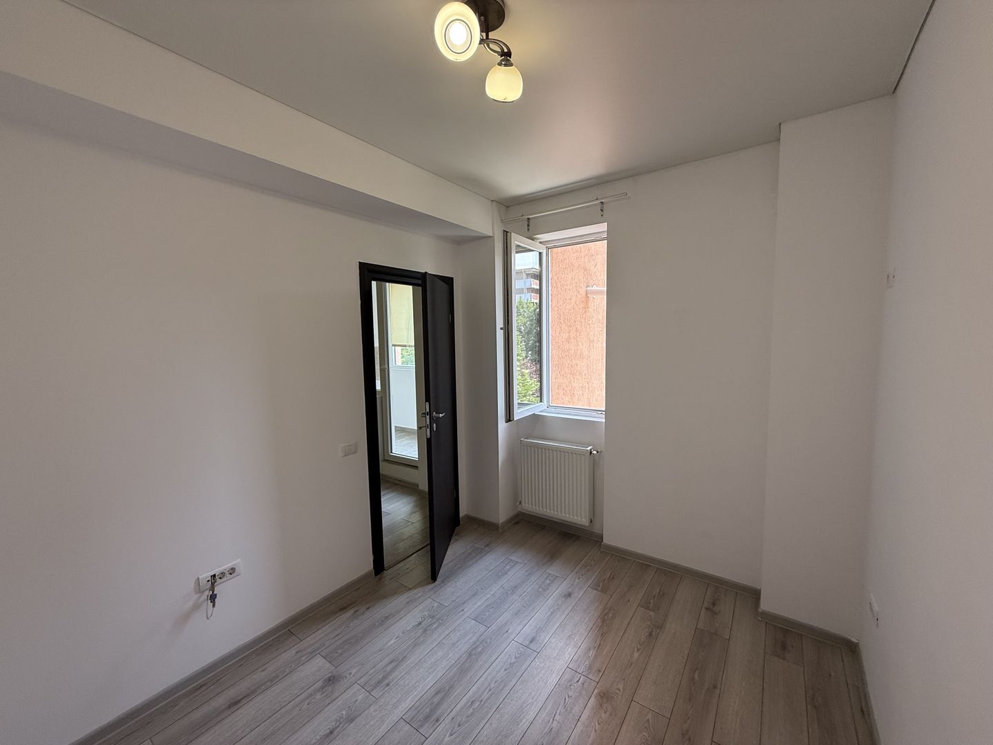 Garsonieră dublă 39mp- living + dormitor + balcon mare - Etaj 1 - Poză 5