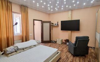 Casa centrala la curte comuna - Poză 1