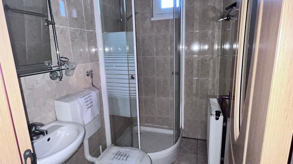 Casa de vanzare cu 3 camere, zona Schit - Poză 6