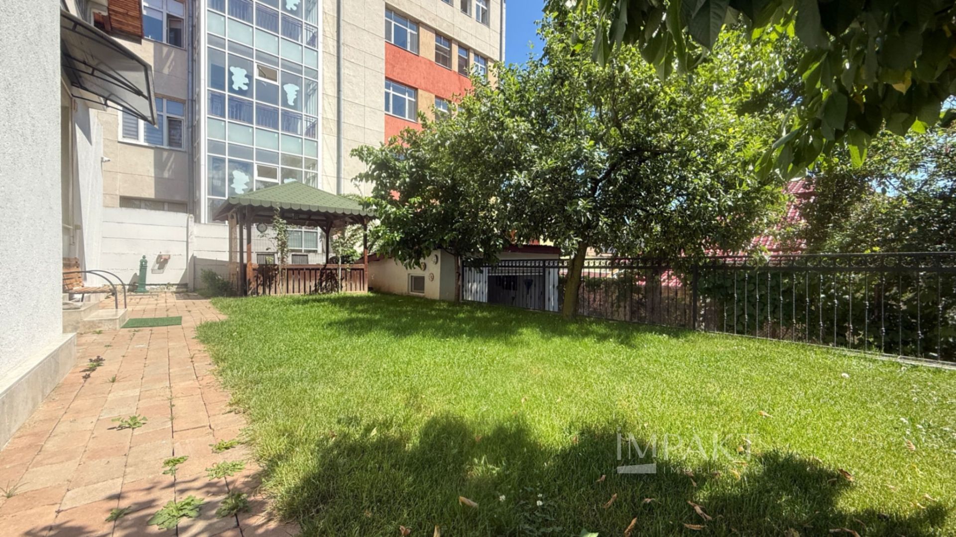 Apartament modern la vila cu gradina si teren 263mp aproape de centru - Poză 2