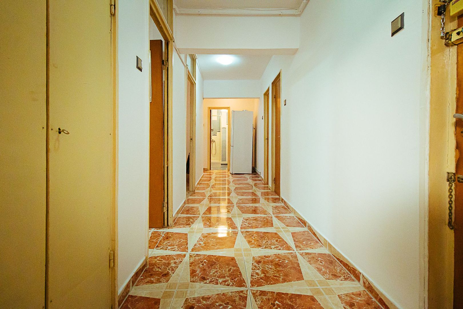 Ideal pentru o familie, toate facilitățile în apropiere - Poză 14