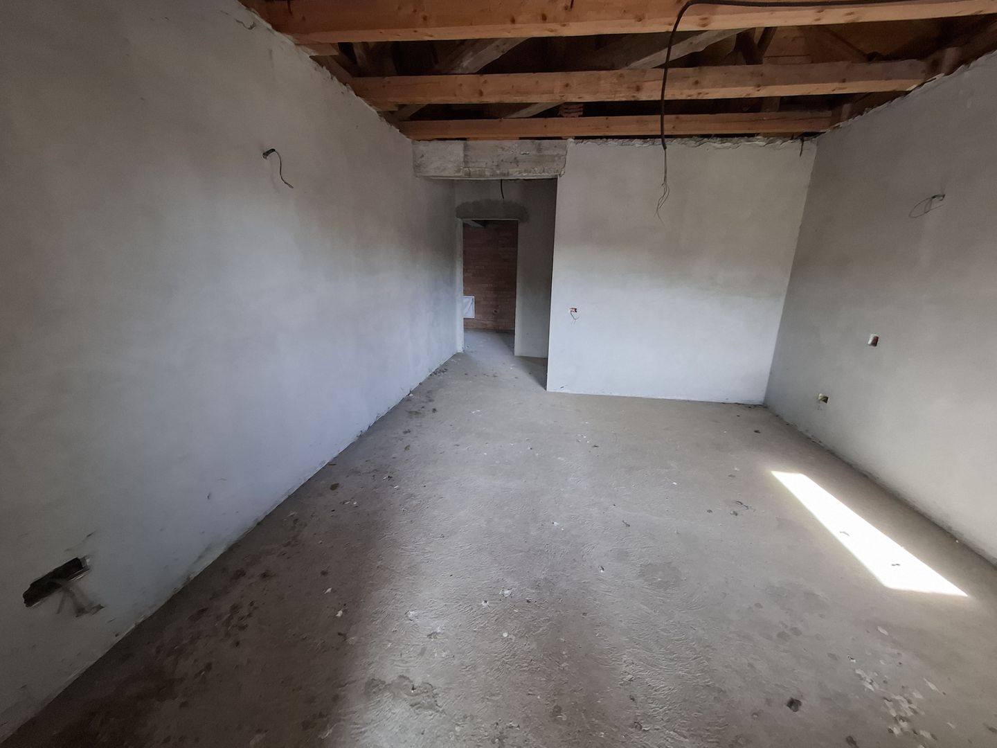 ila cu 6 camere + casă locuibilă pe teren intravilan de 1700 mp, cu vi - Poză 12