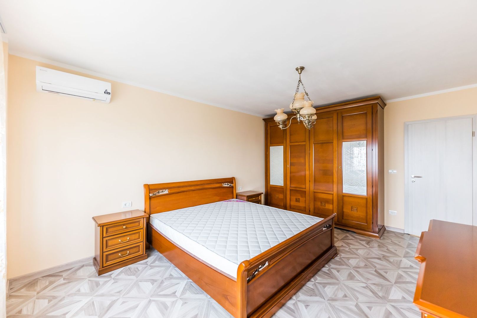Apartament de închiriat cu 3 camere la Intim - Poză 8