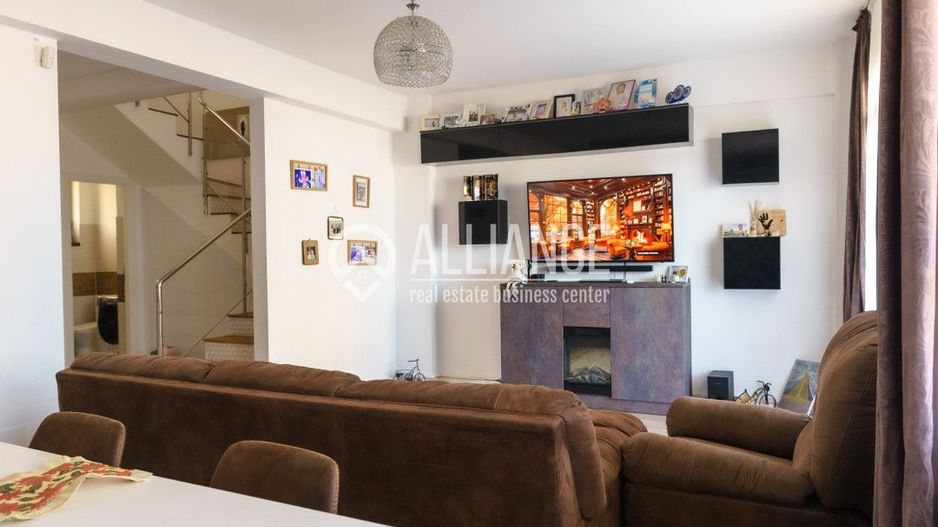 PALAZU MARE -  Vila Duplex cu 4 Camere, Panorama Superba si Curte Amenajata - Poză 1