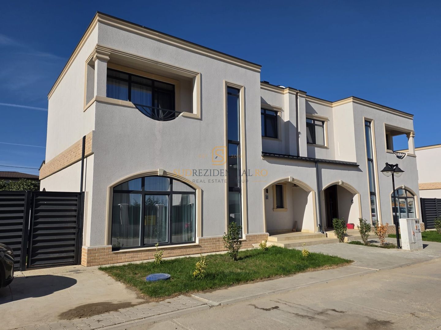 VILĂ MODERNĂ DE VÂNZARE –  POMPA DE CALDURA , PANOURI FOTOVOLTAICE - Poză 27