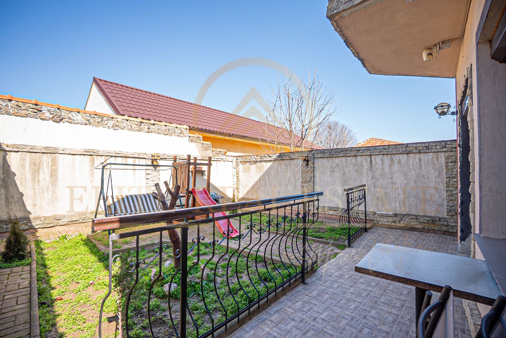 Casa De Vanzare in Palazu Mare - Teren de 455 mp cu Piscina si Garaj - Poză 6