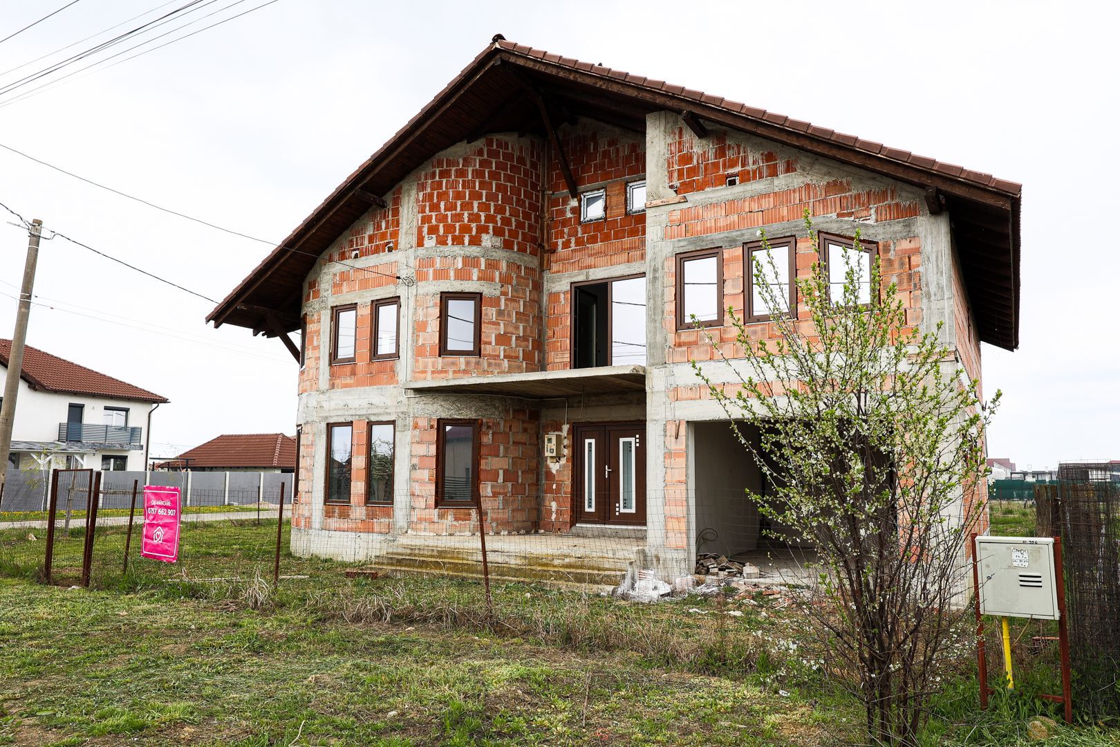 Casă nouă, impunătoare și luminoasă, construită cu griijă la detalii. - Poză 1