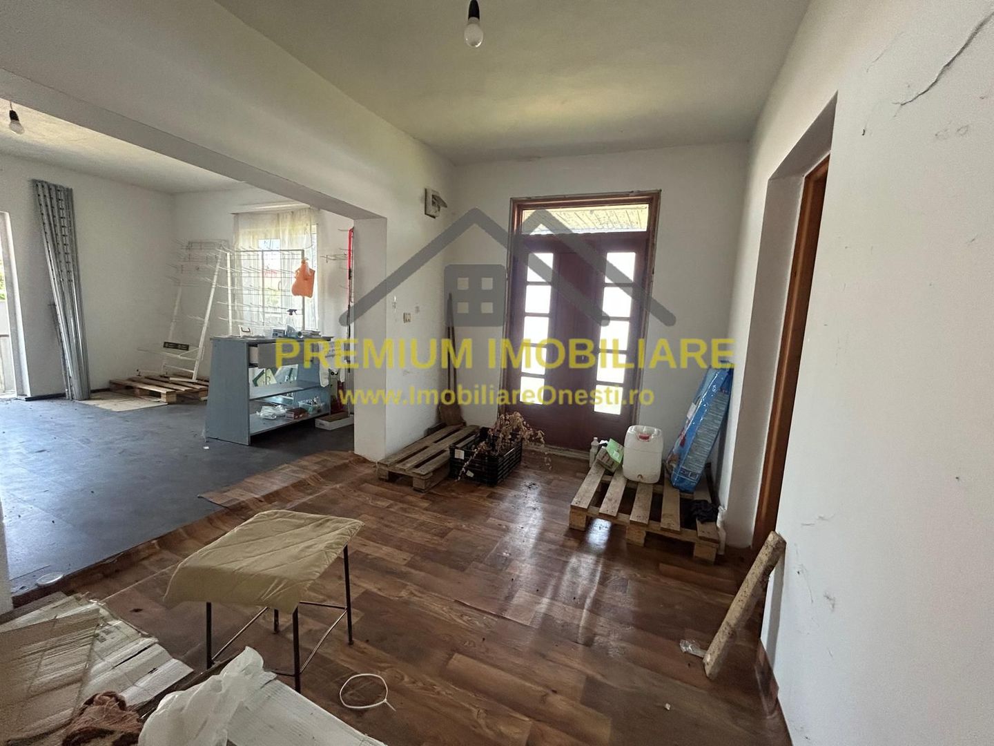 Casă de vânzare în centrul Oituzului, DN11 - Poză 2