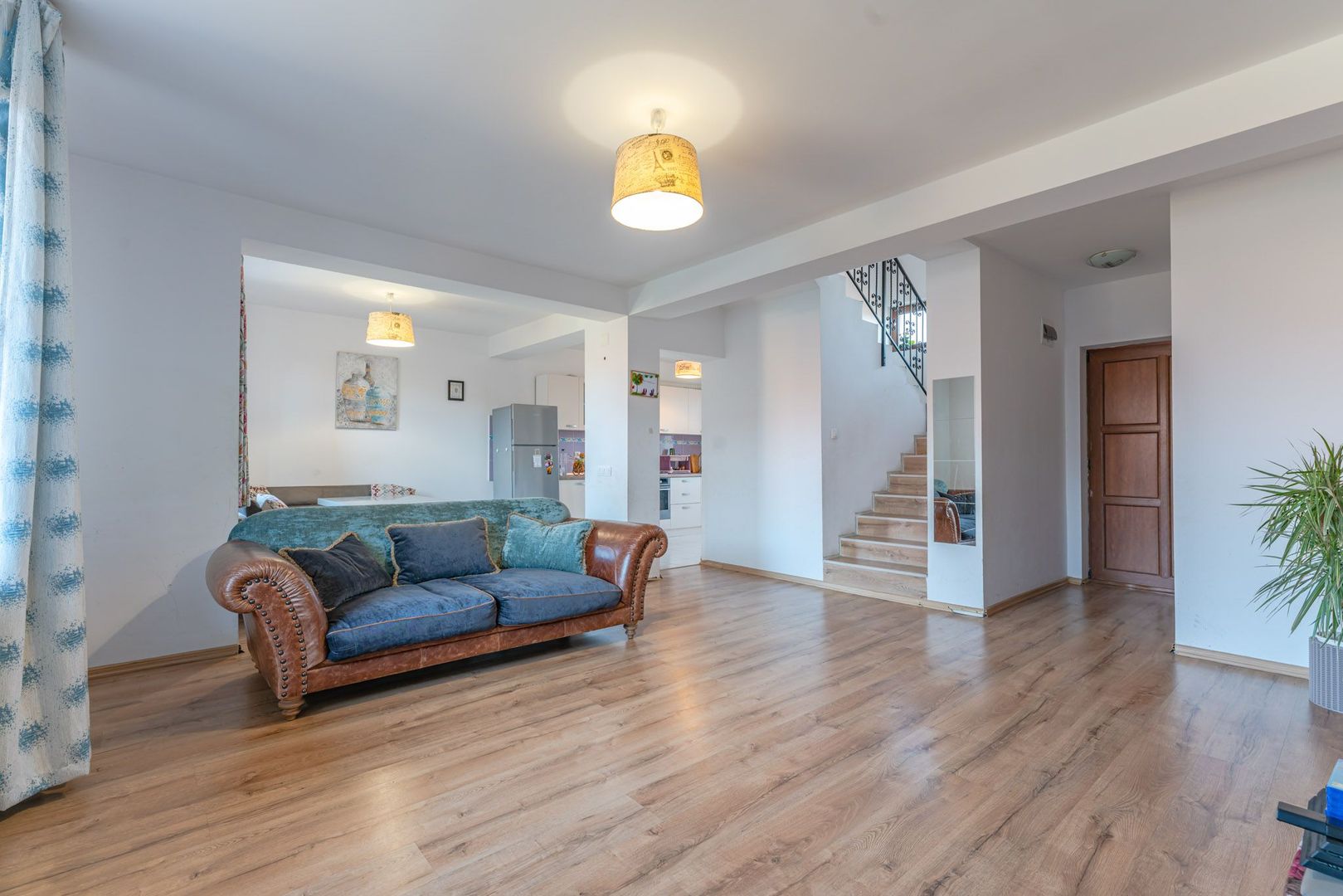 Casa insiruita compusa din 4 camere in Sanpetru - Poză 2