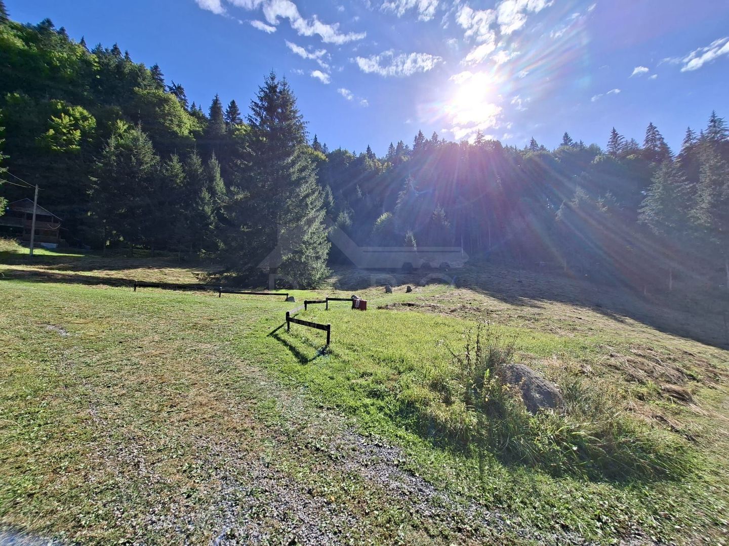 Teren intravilan la munte - Poză 1