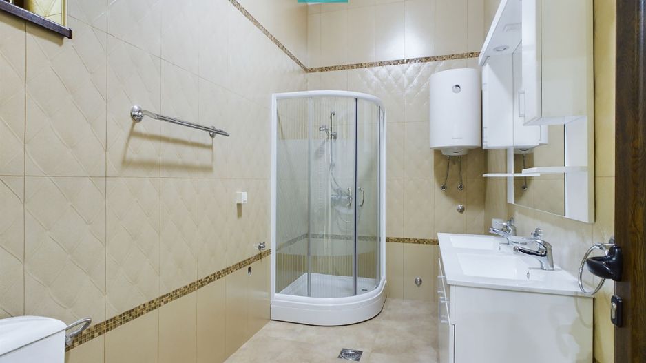 Vilă luxoasă cu o casă de oaspeți în Serbia - Poză 17