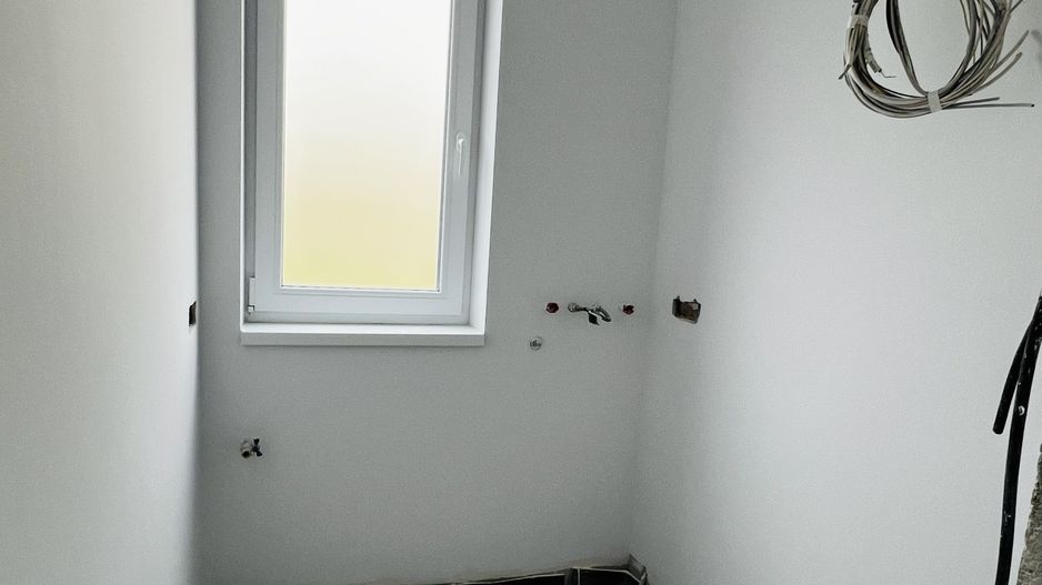 Duplex nou cu 5 camere despartit prin garaj - Dumbravita - Poză 8