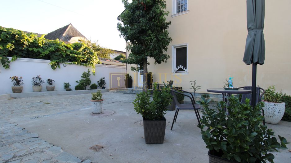 Garsoniera la casa, curte interioara si loc de parcare inclus - Poză 1