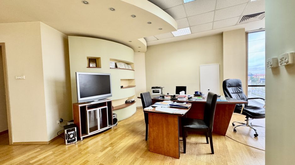 Spațiu pentru birouri langa Funshop Buziașului - Poză 1