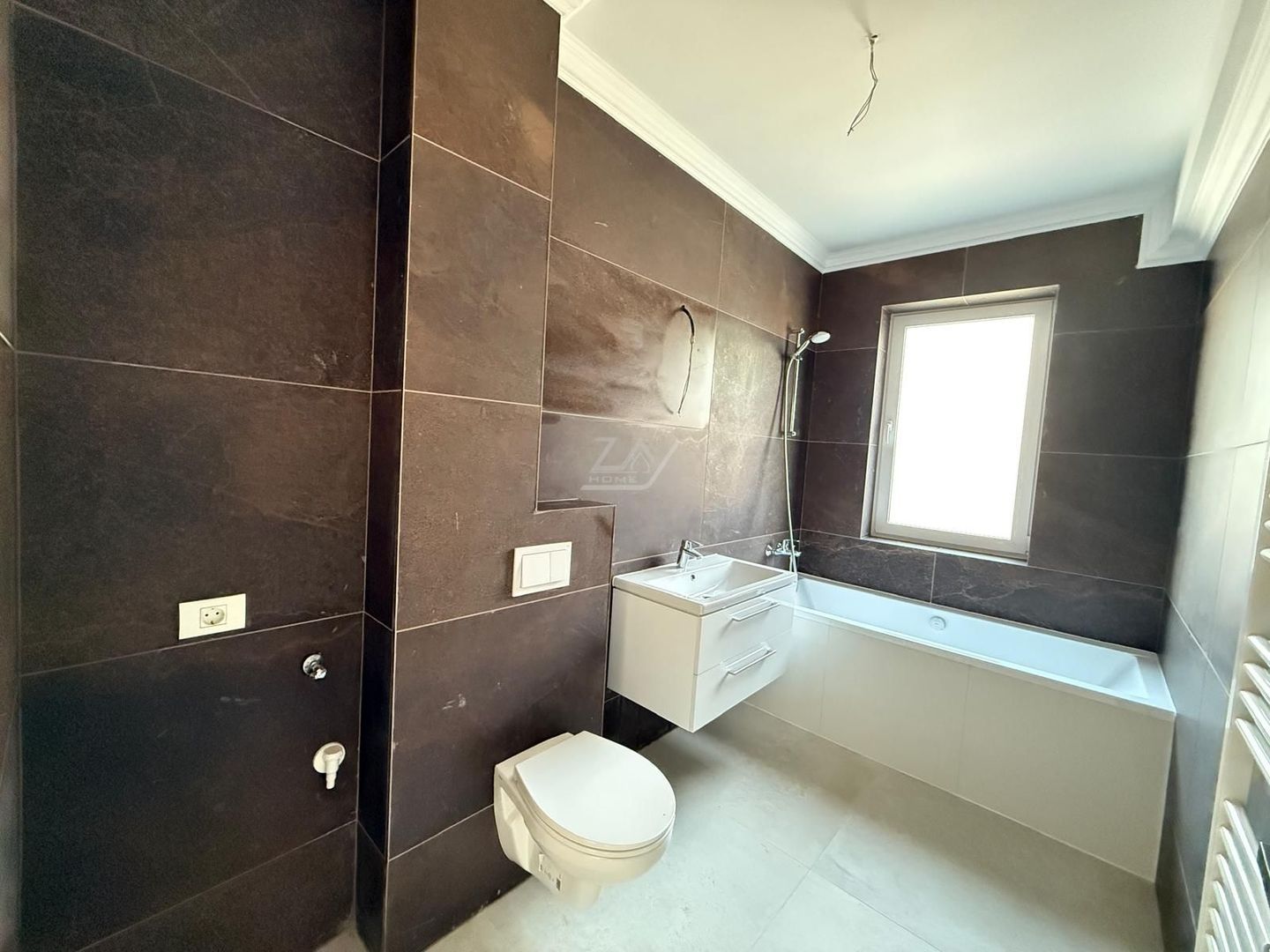 Finalizat. Gradina proprie.Pozitie excelenta - la asfalt. Loc de parcare. - Poză 3