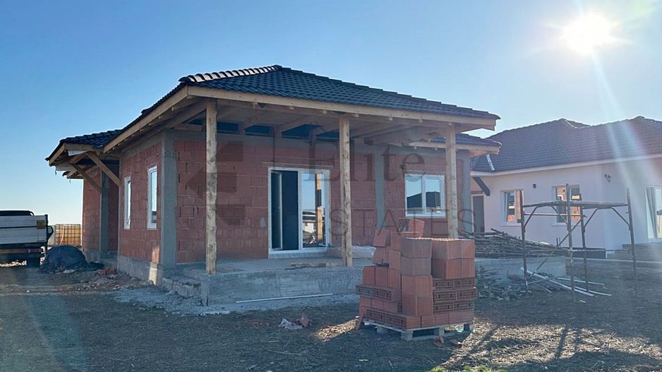 Casa cu 4 camere de vanzare in Santandrei - Poză 1