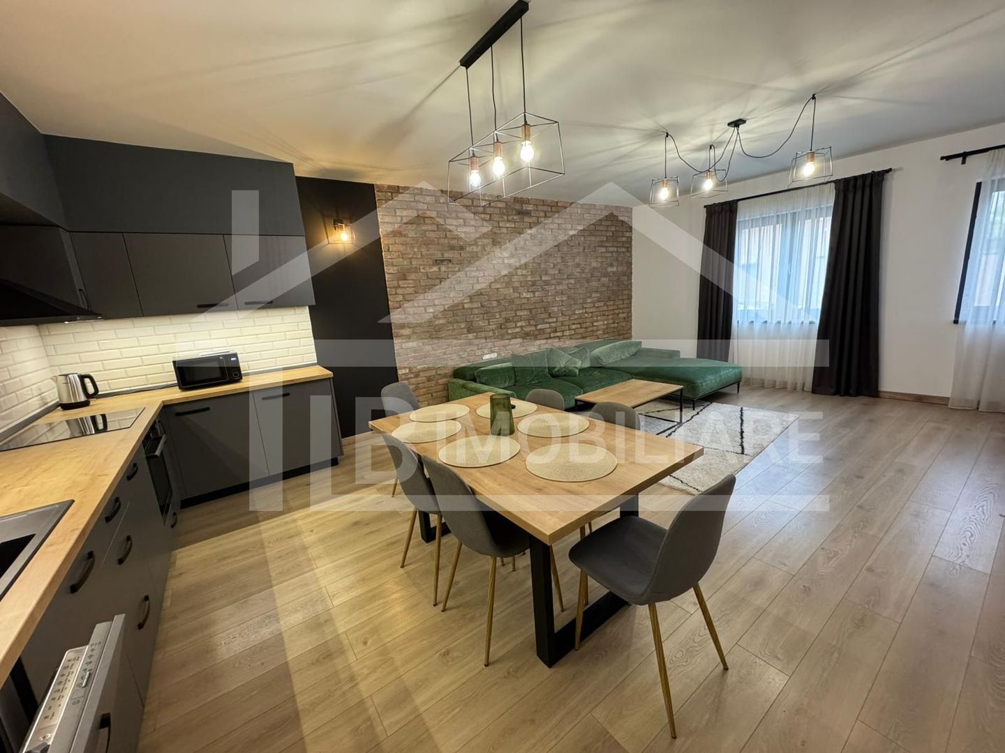 Apartament cu 3 camere, 90mp, decomandat, parcare, Zona Centrala - Poză 1