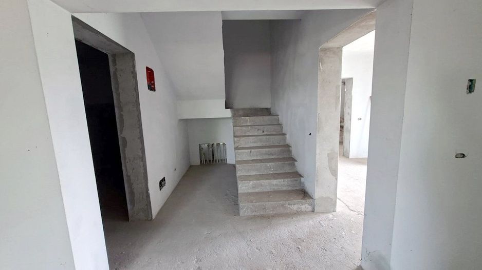 Casă tip vilă cu teren 2426 mp în Matca – oportunitate la 115.000 € - Poză 5