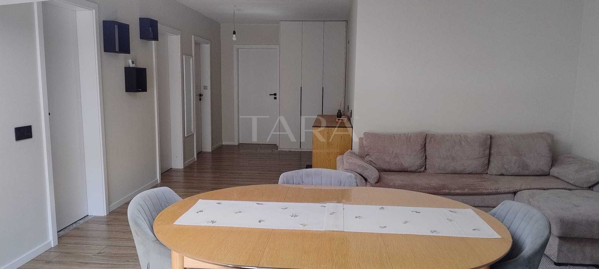 Apartament cu 4 camere in apropiere de aeroport - Poză 1