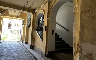 Apartament la casa cu 4 camere si acces auto, ultracentral - Poză 1