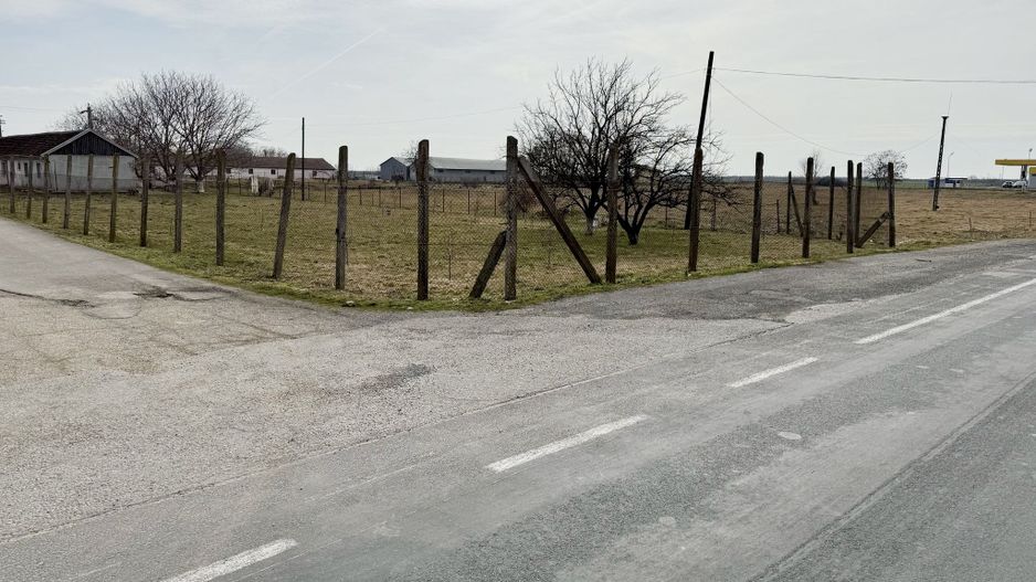 Pret redus Teren generos cu grajd nou in Varsand - Poză 4