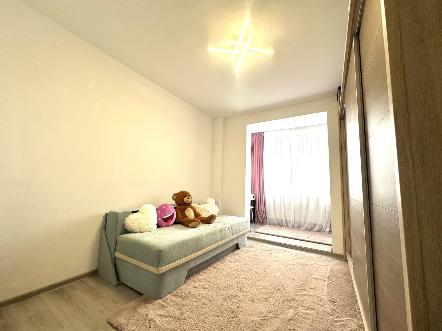 Vânzare apartament 3 camere mobilat,  parcare inclusă , Cartier Noua - Poză 10