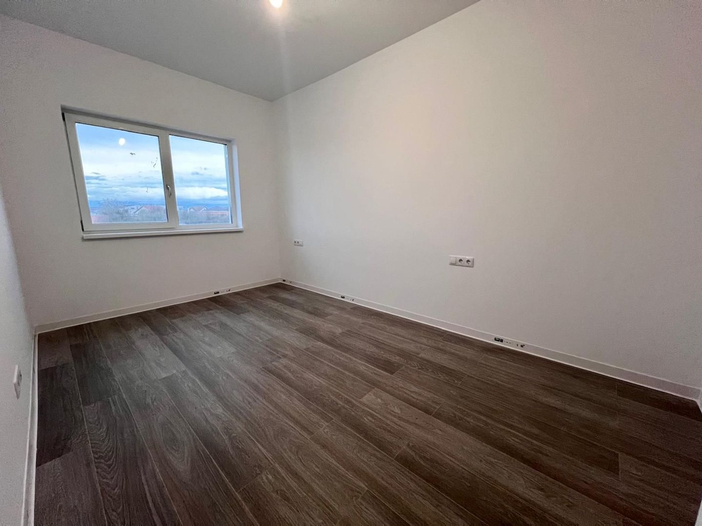 Apartament 3 camere, 2 bai si curte  in Selimbar - Poză 1