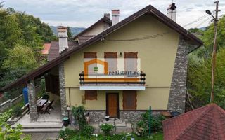 Vedere padure, panouri solare si fotovoltaice, pompa de caldura,  semineu - Poză 8