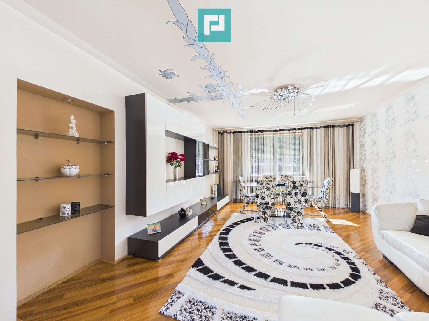 Casa cu potential multiplu in Curtici - Poză 5