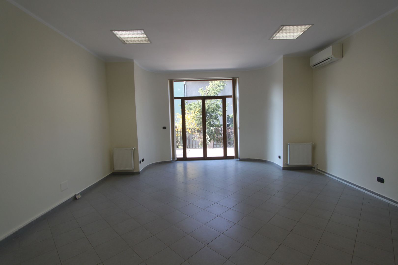 Birouri în vila - zona Balcescu - Poză 1