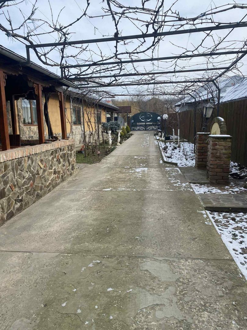 Casă de vânzare în comuna Costache Negri - Poză 2