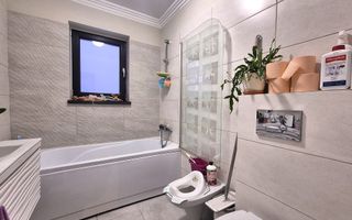 Zona Coresi, 2 camere ,59 mp,  cu grădină proprie și  loc de parcare. - Poză 5