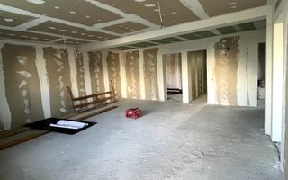 Casa la gri, 7 camere, 2 bai - Poză 4
