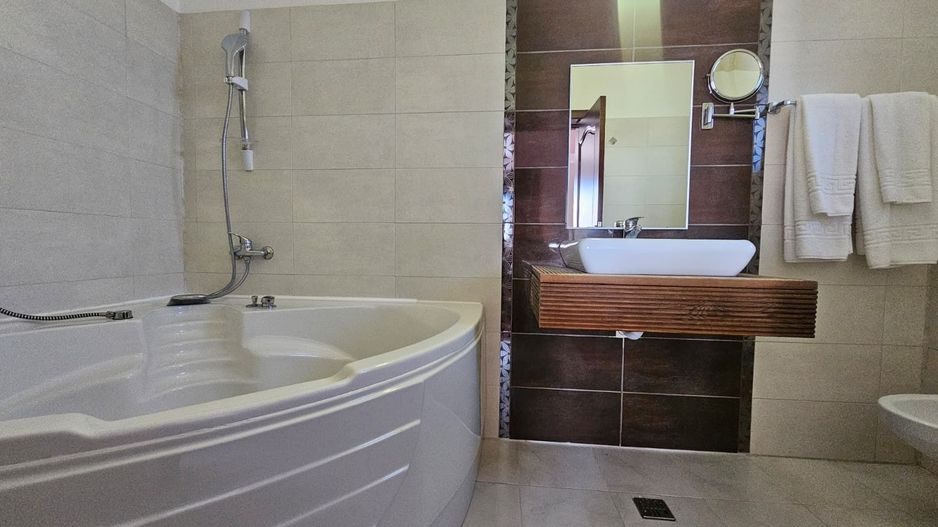 Pensiune cu lift și restaurant – zonă premium Delfinariu/Constanța - Poză 11