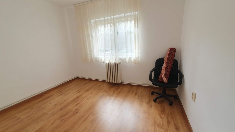 Tractorul zona Cerna, de vanzare apartament 3 camere cf I decomandat - Poză 1