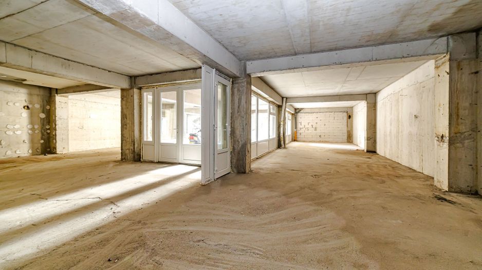 Spațiu comercial amplu și versatil - Poză 1