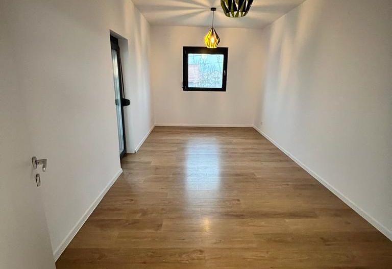 Locuinta moderna spatioasa cu garaj - Poză 20