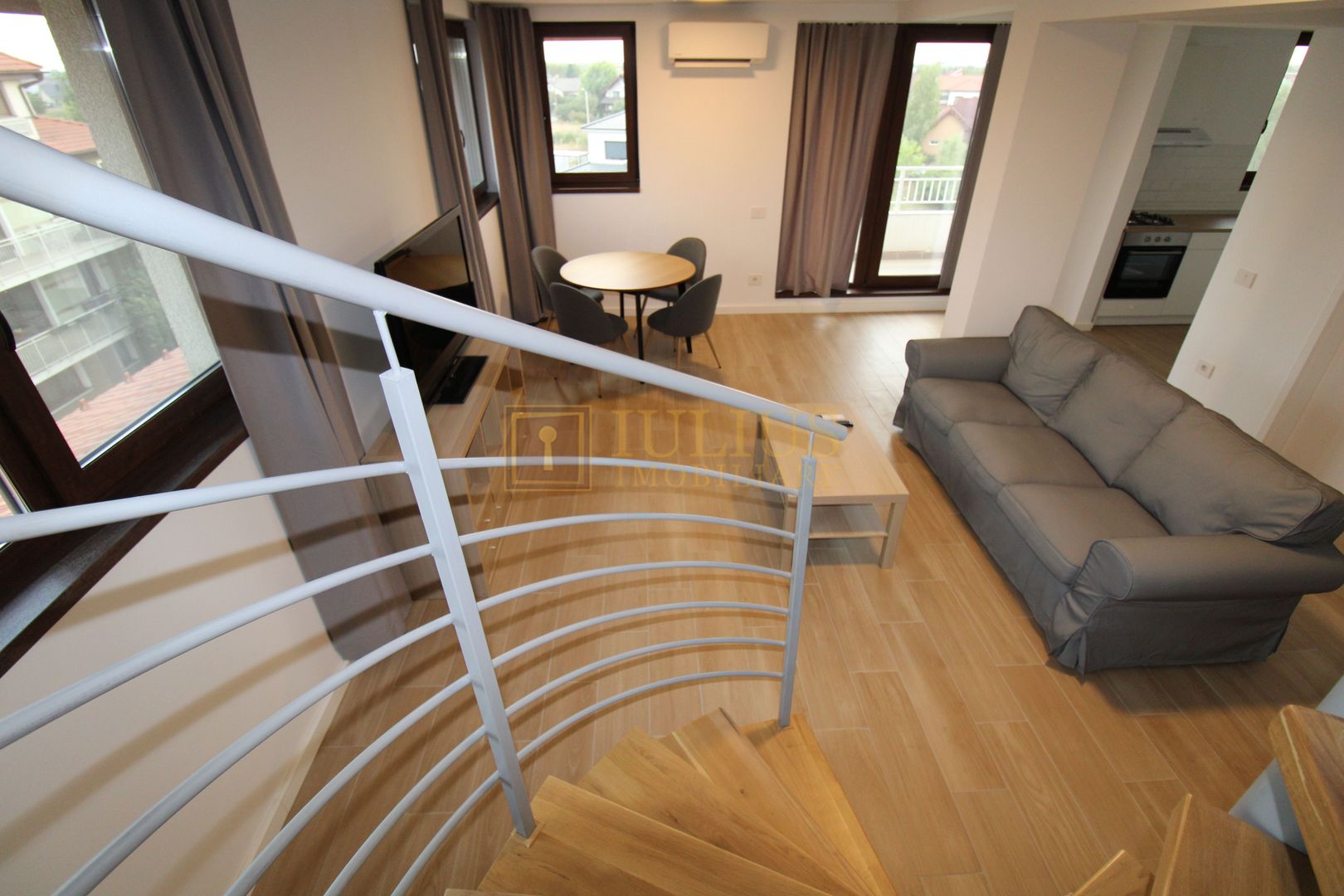 LOFT amenajat modern, 2 bai. Zona de sud. - Poză 3