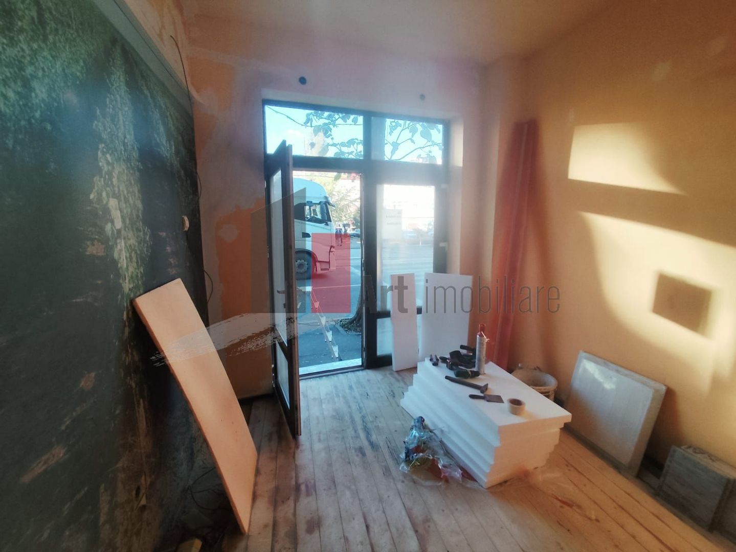 Spatiu Piata Domenii, trafic pietonal si auto - Poză 3